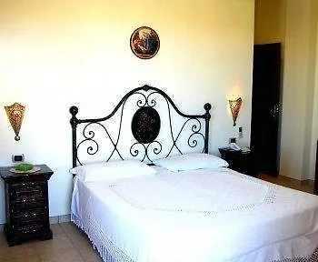 Hotel Il Faro Della Guitgia Tommasino 3*